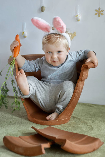 Забавный маленький мальчик с кроличьими ушами Пасхальные традиции - Фото, изображение