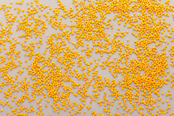 Legumes são espalhados no fundo, fundo natural de lentilhas, vista superior - Foto, Imagem