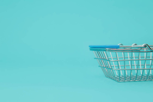 青の背景にショッピングバスケット。オンラインショッピング。販売。コンセプトの売買 - 写真・画像