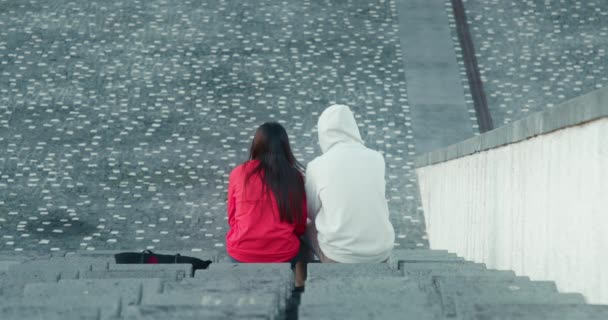 Чоловік і жінка сидять на стадіоні під відкритим небом
 - Кадри, відео