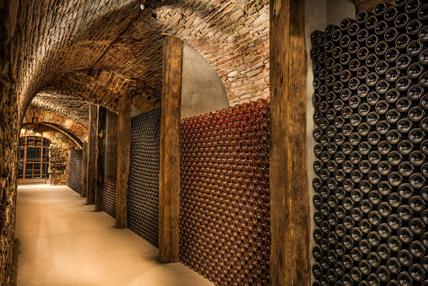Cave à vin, une rangée de bouteilles de champagne
 - Photo, image
