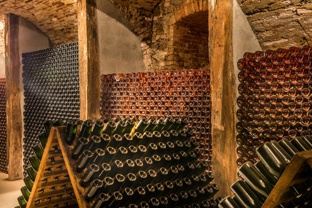 Bodega, una fila de botellas de champán
 - Foto, imagen