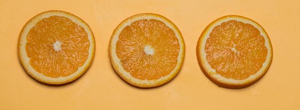 Frutas cítricas diferentes na mesa de concreto cinza - Foto, Imagem