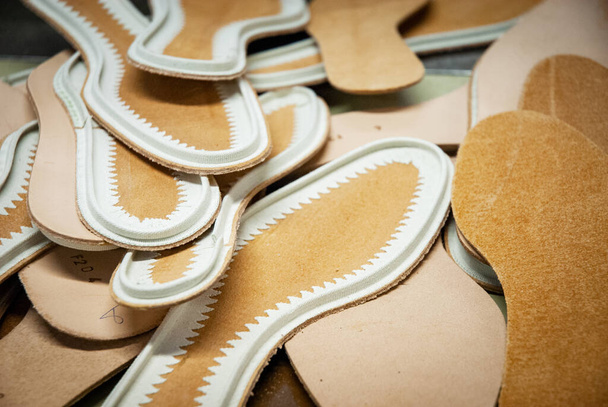 07 abril 2008 Lyon, Francia: planta de fabricación de calzado de lujo - Foto, Imagen