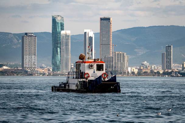 izmir, turkey-01.06.2021: kommunales Boot zur Reinigung des Meeres in konak izmir turkey - Foto, Bild