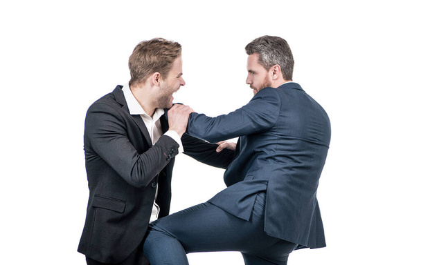 twee boze zakenmannen vechten en argumenteren hebben strijd voor leiderschap op zakelijke bijeenkomst hebben zakelijke concurrentie, zakelijke conflict. - Foto, afbeelding