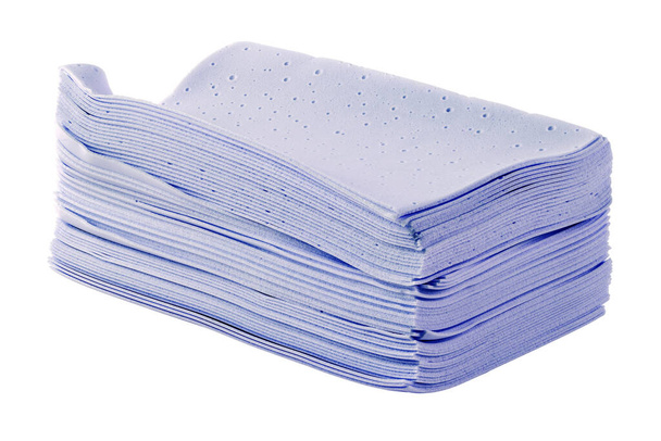 pila de púrpura sin líquido y sin polvo ropa detergente cuadrados hojas aisladas sobre fondo blanco - Foto, imagen