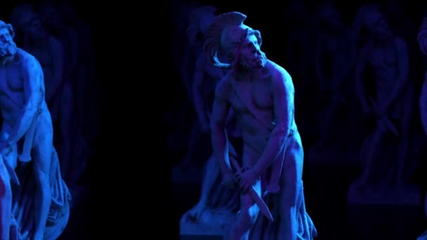 Philopoemen Skulptur beleuchtet von Neonlicht. Museumskunstobjekt, das durch 3D-Scannen gewonnen wurde. Retro-futuristisches Design. 3D-Animation - Filmmaterial, Video