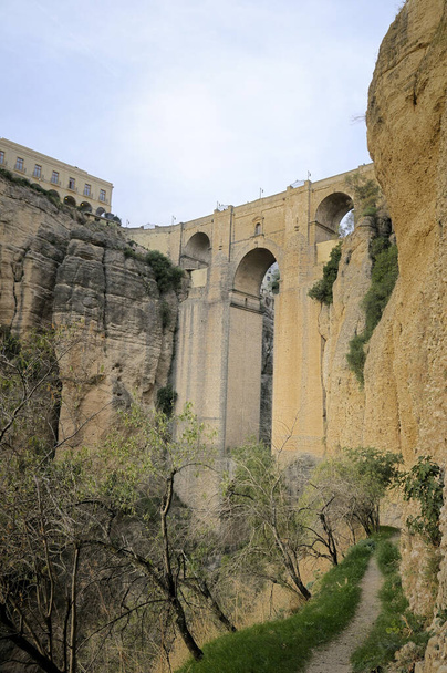 El Tajo Gorge, Ronda, Malaga, Endülüs, İspanya 'yı kapsayan Puente Nuevo üssüne giden yol. - Fotoğraf, Görsel