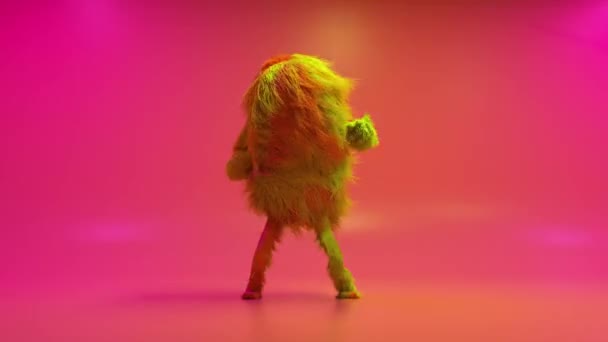 Χαρούμενη πολύχρωμο τριχωτό χαρακτήρα κινουμένων σχεδίων χορό, γούνινο ζώο, διασκεδάζοντας, γούνινο animation μασκότ. Μοντέρνο μινιμαλιστικό σχέδιο. Λαμπερό φως κλαμπ νέον - Πλάνα, βίντεο