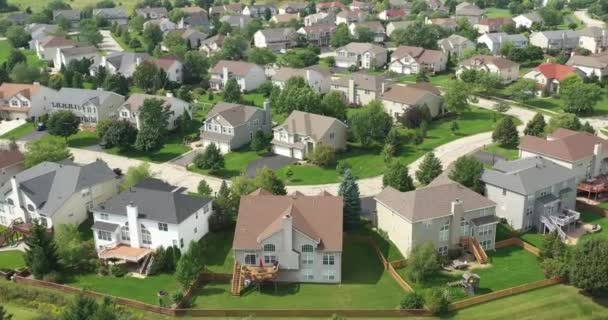 Αεροφωτογραφία ανώτερης γειτονιάς στα προάστια του Σικάγο κατά τη διάρκεια του καλοκαιριού. - Πλάνα, βίντεο