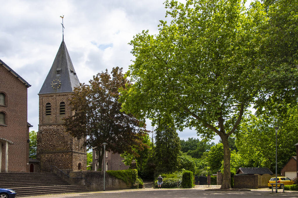 Typowy holenderski kościół protestancki w Afferden w Limburgu, Holandia, Europa - Zdjęcie, obraz