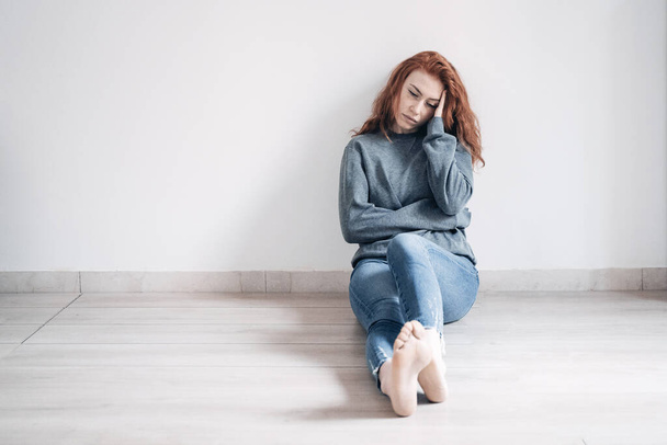 Smutna dziewczyna czuje negatywne emocje samotnie w domu - Zdjęcie, obraz