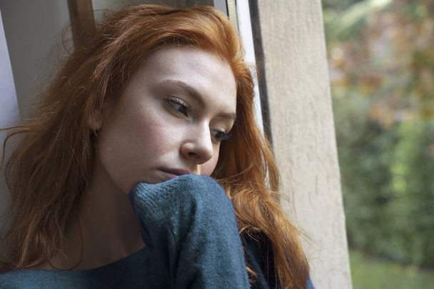 Smutná žena cítí negativní emoce sama doma - Fotografie, Obrázek