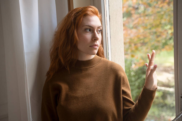 Surullinen nainen tunne negatiivisia tunteita yksin kotona - Valokuva, kuva