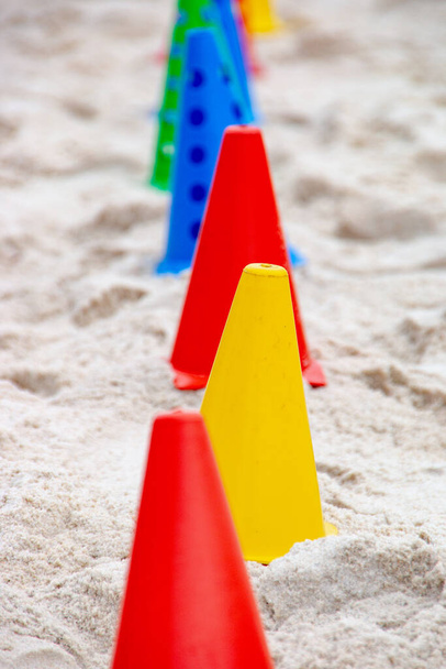 icônes colorées utilisées pour pratiquer des exercices fonctionnels sur la plage, une modalité très populaire à rio de janeiro. - Photo, image