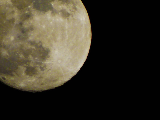 Tierra Luna brillando sobre fondo negro - Foto, imagen