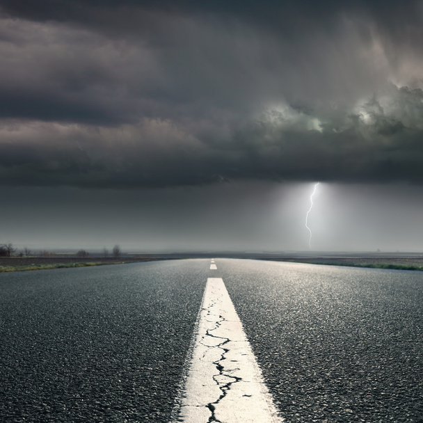 οδήγηση σε αυτοκινητόδρομο προς την καταιγίδα - Φωτογραφία, εικόνα