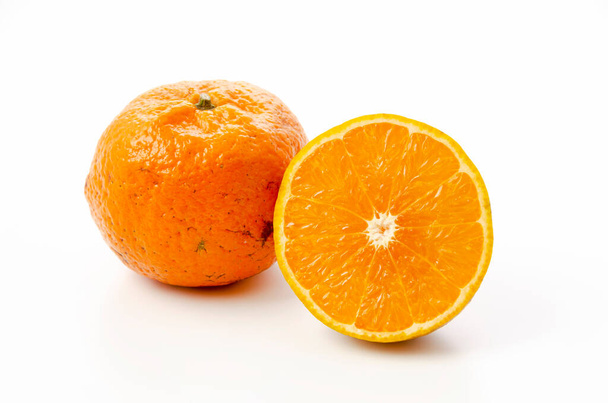 Свежие фрукты цитрусовые танкан на белом фоне - Фото, изображение