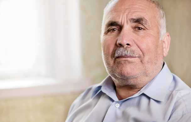 Hombre mayor jubilado mirando pensativamente a la cámara
 - Foto, imagen