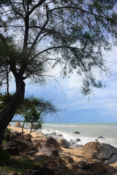 Ao Manao Beach Part of Ao Manao-Khao Tanyong National Park,the beautiful white sandy beaches and overlapping rocky seashores, Narathiwat Province, South of Thailand - Foto, Imagen
