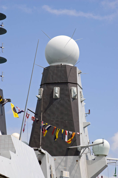 Detail van de radartoren op de Destroyer HMS Daring. Dit nieuwe schip van de Britse Royal Navy is in augustus 2010 in gebruik genomen. Gevestigd op de werf in Portsmouth, Hampshire. - Foto, afbeelding