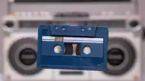 ステレオハイファイから出てくるカセットテープ - 映像、動画