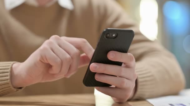 Close-up van de handen van de jonge man met behulp van Smartphone  - Video