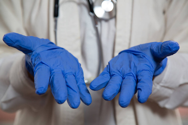 Lekarze w niebieskich rękawiczkach medycznych. Medycyna. - Zdjęcie, obraz