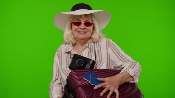Viajero turista senior mujer con pasaportes sueños de qué país ir a descansar de vacaciones - Metraje, vídeo