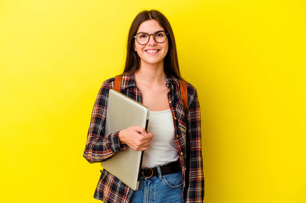 Mladá běloška student žena drží notebook izolované na růžovém pozadí šťastný, usmívající se a veselý. - Fotografie, Obrázek