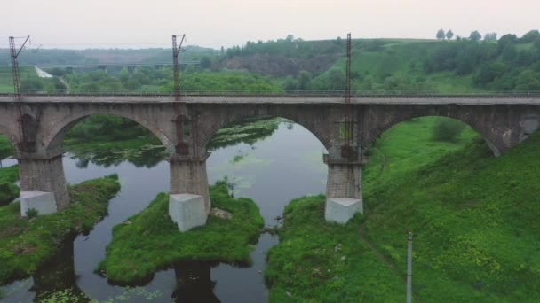 Σιδερένια σιδηροδρομική γέφυρα την αυγή στην ομίχλη - Πλάνα, βίντεο