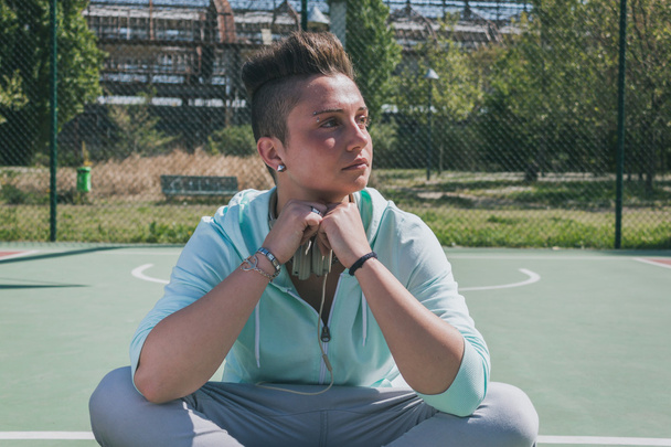 Short hair girl in a basketball playground - Foto, Bild