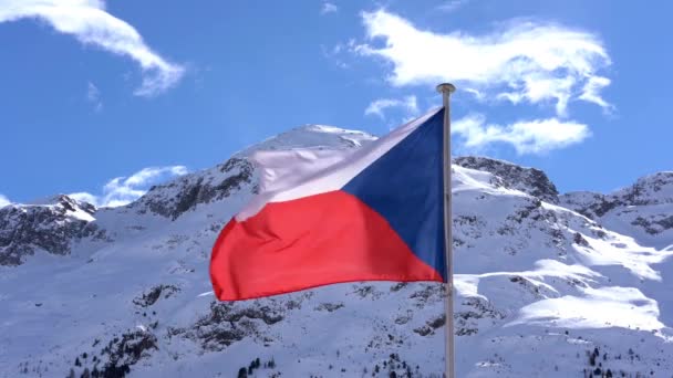 Чеський державний прапор на вітрі з гірським фоновим ландшафтом з снігом і синім небом - Кадри, відео