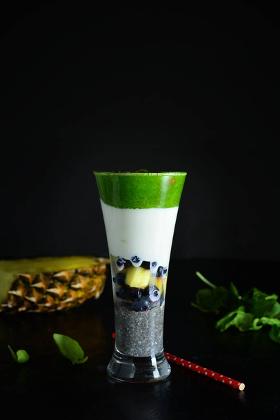 Chia Pudding Parfait mit Spinat, griechischem Joghurt und Obst - Foto, Bild