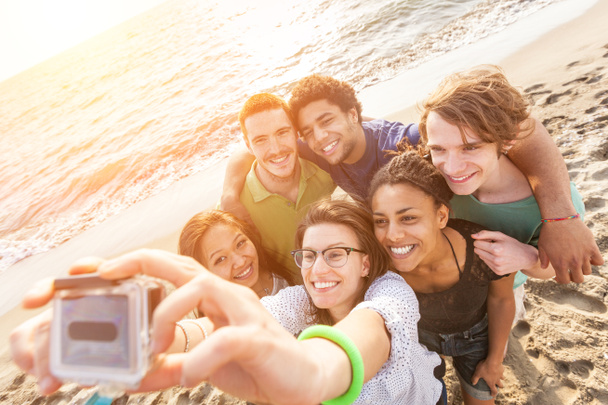 Grupo Multiracial de Amigos Tomándose Selfie en la Playa
 - Foto, Imagen