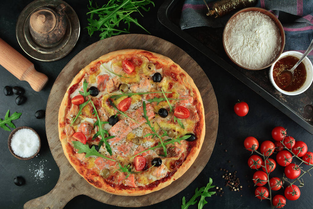 Смачна піца лосося з оливковою олією, вишневими помідорами, мозареллою та аругулою - Фото, зображення