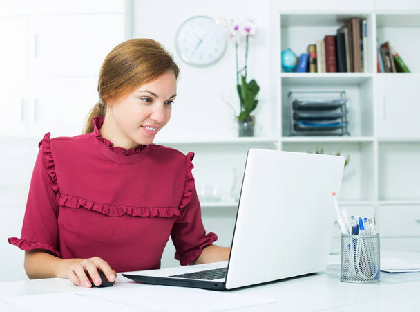 Vrouw werkt met laptop - Foto, afbeelding