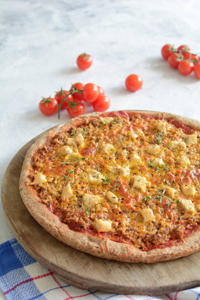 Pizza di tonno e pollo con salsa di pomodoro, formaggio e crosta di grano integrale - Foto, immagini