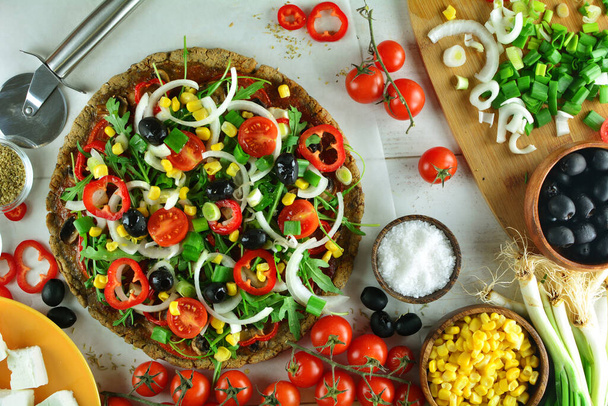 Pizza alla crosta di grano saraceno con salsa di pomodoro fatta in casa e verdure fresche - Foto, immagini