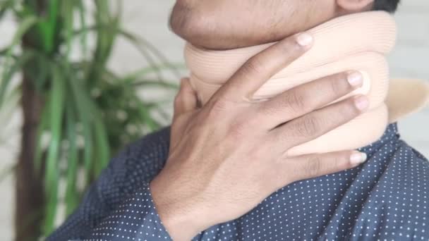 hombre no reconocido que sufre dolor de garganta de cerca  - Metraje, vídeo