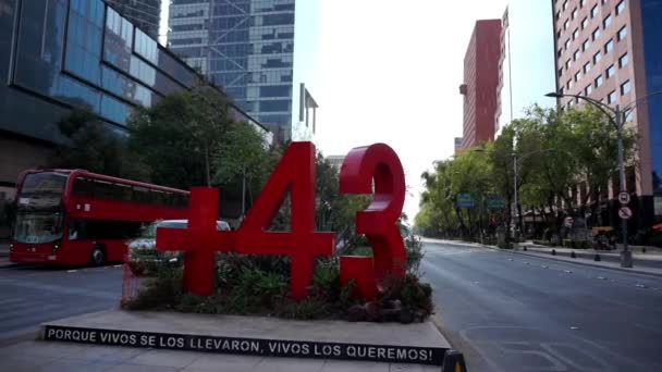 Ayotzinapa muistomerkki rauhallinen varjoisa katu Mexico City - Materiaali, video