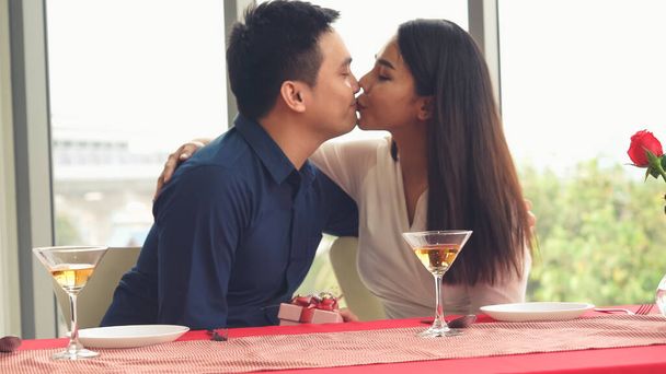 Feliz pareja romántica almorzando en el restaurante - Foto, Imagen