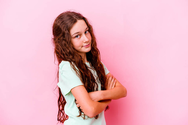 Kis kaukázusi lány elszigetelt rózsaszín háttér boldogtalan néz kamera szarkasztikus kifejezés. - Fotó, kép