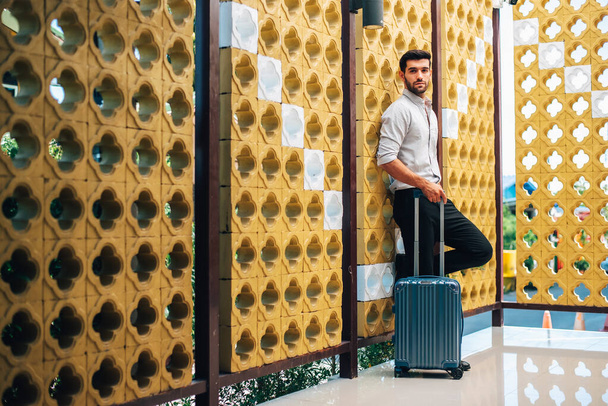 Красивий молодий бородатий бізнесмен з валізою
  - Фото, зображення