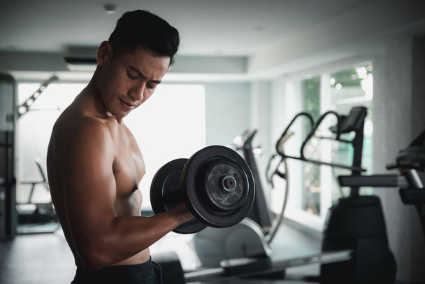 Schön jung sport asiatisch mann im fitnessstudio. - Foto, Bild