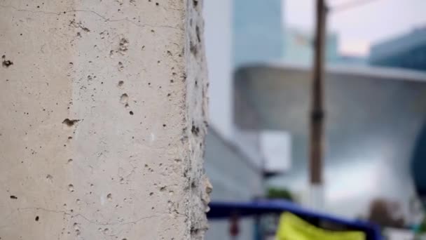 Soumaya-Museum aus Mexiko-Stadt hinter einer Betonmauer - Filmmaterial, Video