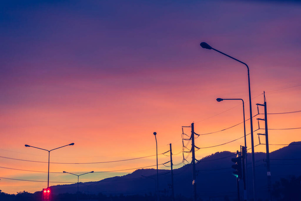 винтажное изображение уличного освещения вечером в светлое время суток для фонового использования. - Фото, изображение