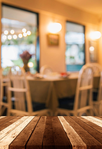 Arkaplan kullanımı için ahşap masa ve bulanık restoran yüzeyine seçici odak odaklı dikey klasik ton görüntüsü. - Fotoğraf, Görsel
