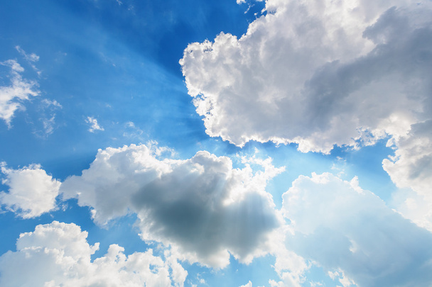 Cielo nublado azul con rayos de sol
 - Foto, Imagen